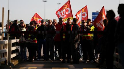 Les opposants à&nbsp;la loi Travail bloquent le Pont de Normandie, le 25 mai 2016. (CHARLY TRIBALLEAU / AFP)