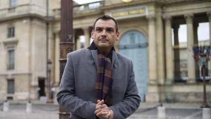 Le gilet jaune Benjamin Cauchy devant l'Assemblée nationale le 7 décembre 2018 à Paris. (YOAN VALAT / EPA / AFP)