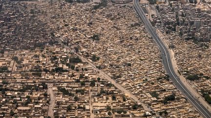 Une vue aérienne de la&nbsp;Cité des morts&nbsp;au Caire,&nbsp;le 14 mai 2021. (AMIR MAKAR / AFP)