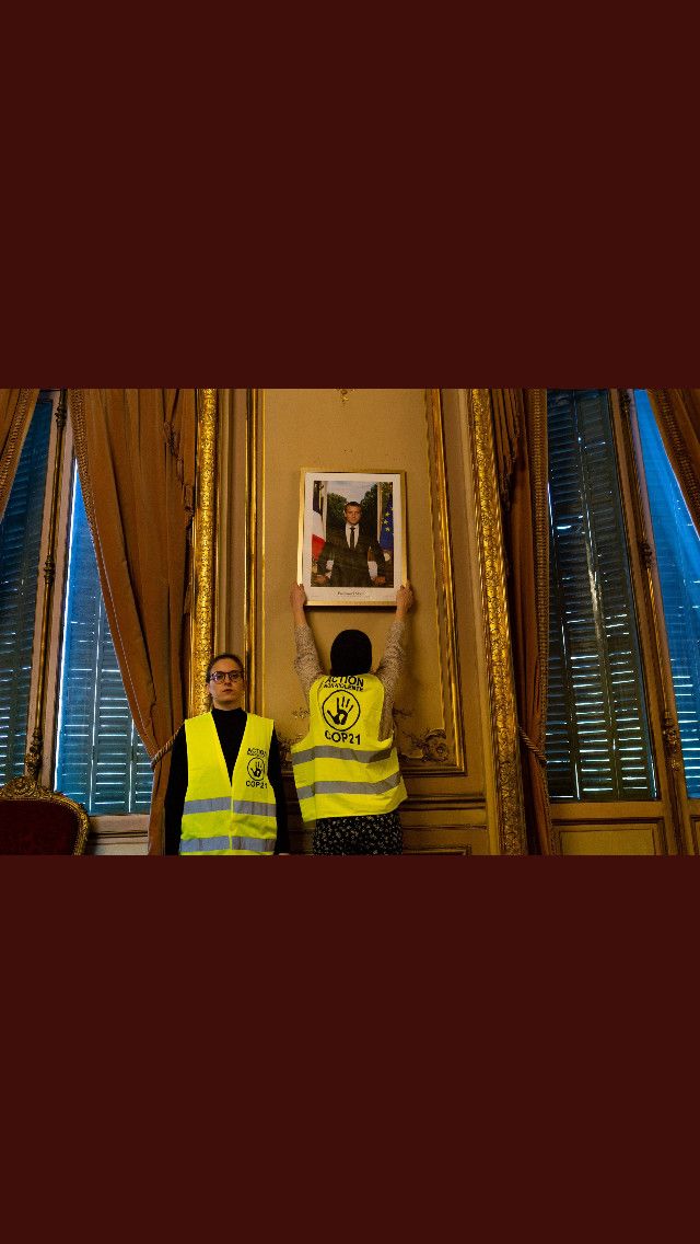 Des&nbsp;militants pour le climat font une "réquisition" du portrait d'Emmanuel&nbsp;Macron.&nbsp; (TOUS DROITS RÉSERVÉS)