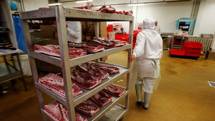 Dans un abattoir à Sainte-Cécile, le 5 juillet 2018. (CHARLY TRIBALLEAU / AFP)