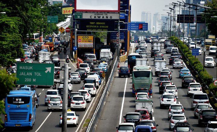 Une vue générale du trafic sur une route congestionnée de Jakarta, le 2 juin 2016. (BAY ISMOYO / AFP)