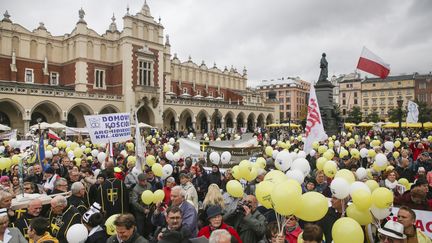 Une manifestation a été organisée par les institutions catholiques contre l'avortement, le 8 octobre 2017 à Cracovie (Pologne). (BEATA ZAWRZEL / NURPHOTO / AFP)