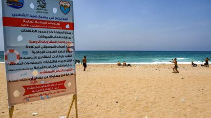 Des panneaux ont été installés sur la plage de Saïda (Liban) où il est notamment indiqué qu'une tenue "décente" est exigée, 21 mai 2023. (MAHMOUD ZAYYAT / AFP)