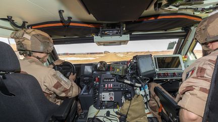 Deux soldats de l'armée française de l'opération Barkhane au Mali, en septembre 2021.&nbsp; (SPEICH FRÉDÉRIC / MAXPPP)