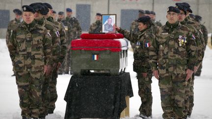 L'hommage aux quatre soldats fran&ccedil;ais tu&eacute;s en Afghanistan, le 22 janvier 2012 &agrave; l'a&eacute;roport de Kaboul.&nbsp; (JOEL SAGET / AFP)