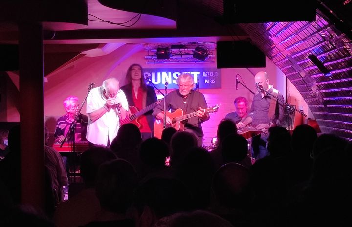 L'harmoniciste Jean-Jacques Milteau (en blanc) lors d'un concert au Sunset, face à une salle pleine. Il sera sur la scène du Théâtre du Châtelet le 28 janvier. (LAURANE GARNAUD)