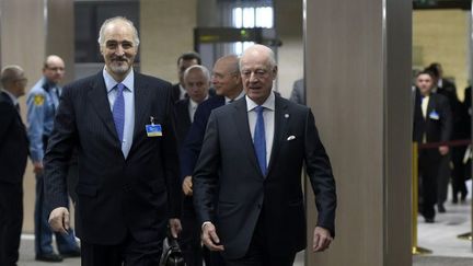 Bachar al-Jaafari, négociateur en chef du régime syrien, et Staffan de Mistura, émissaire spécial de l'ONU pour la Syrie, le 16 mars 2016, lors de la reprise des négociations indirectes avec l'opposition à Genève. (PHILIPPE DESMAZES/POOL/AFP)