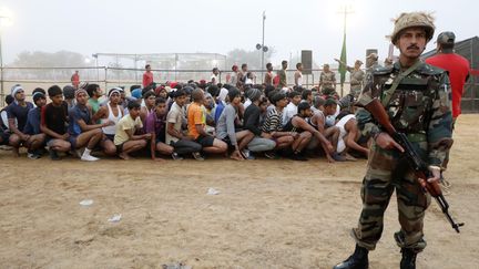 Des candidats à l'armée tentent leur chance lors d'un recrutement à&nbsp;Jaipur, dans l'Etat du Rajasthan (Inde), le 16 janvier 2016. (VISHAL BHATNAGAR / NURPHOTO / AFP)