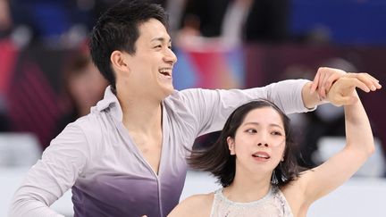 Sur le toit du monde devant leur public. Riku Miura et Ryuichi Kihara deviennent le premier couple japonais à ravir la médaille d'or dans l'histoire des Mondiaux de patinage artistique. En tête après le court, les Nippons ajoutent 141,44 points sur leur programme libre et obtiennent le score final de 222,16. Ils sont sacrés à Saitama devant les Américains Knierim-Frazier et les Italiens Conti-Macii.