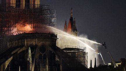 Les 400 sapeurs-pompiers mobilisés tentent de circonscire le feu, aussi bien à l'intérieur qu'à l'extérieur de la cathédrale.&nbsp; (JULIEN DE ROSA / MAXPPP)