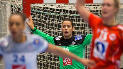 Cléopatre Darleux la gardienne de l'équipe de France, attentive derrière sa défense