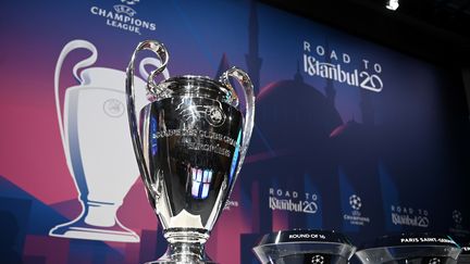 Le trophée de la Ligue des champions, avant le tirage au sort des huitièmes de finale, le 16 décembre 2019 à Nyon.&nbsp; (FABRICE COFFRINI / AFP)