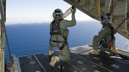 Des soldats de l'Air Force australienne participent aux recherches du vol MH370 au-dessus de l'oc&eacute;an Indien, le 20 mars 2014. (LEADING SEAMAN JUSTIN BROWN / AUSTRALIAN DEFENCE / AFP)