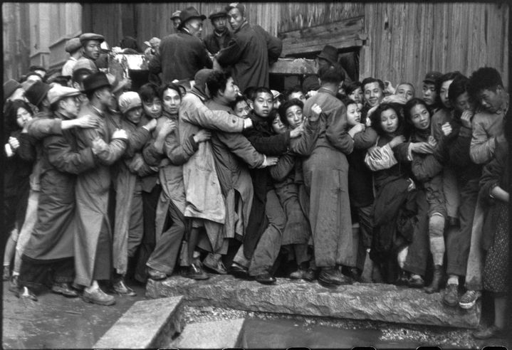 Henri Cartier-Bresson, Foule attendant devant une banque pour acheter de l'or pendant les derniers jours du Kuomintang, Shanghai, Chine, décembre 1948
 (Henri Cartier-Bresson / Magnum Photos, courtesy Fondation Henri Cartier-Bresson)