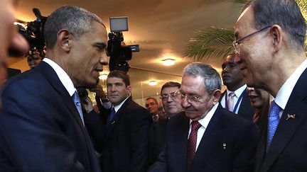 La poign&eacute;e de main entre le pr&eacute;sident cubain et am&eacute;ricain&nbsp;Raul Castro&nbsp;(&agrave; droite) et Barack Obama, vendredi 10 avril, au Sommet des Am&eacute;riques &agrave; Panama City (Panama). (AFP / PRESIDENCIA DE PANAMA)