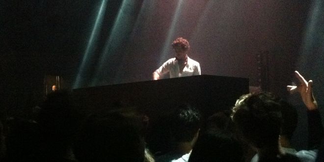 Gesaffelstein aux platines du Yoyo le 7 novembre 2013
 (Culturebox/LN)