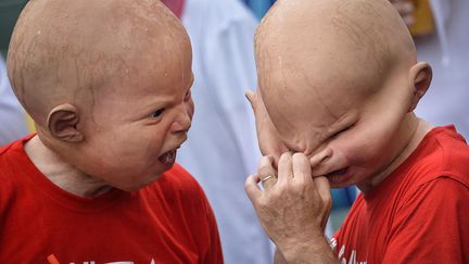 Un supporter de rugby ajuste son masque de b&eacute;b&eacute; &eacute;nerv&eacute; lors du Tournoi des sept nations &agrave; Hong Kong, le 29 mars 2014. (PHILIPPE LOPEZ / AFP)