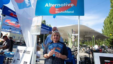 Une militante de l'AfD&nbsp;dans un stand installé à Munich (Allemagne), le 9 septembre 2018. (ALEXANDER POHL / NURPHOTO / AFP)