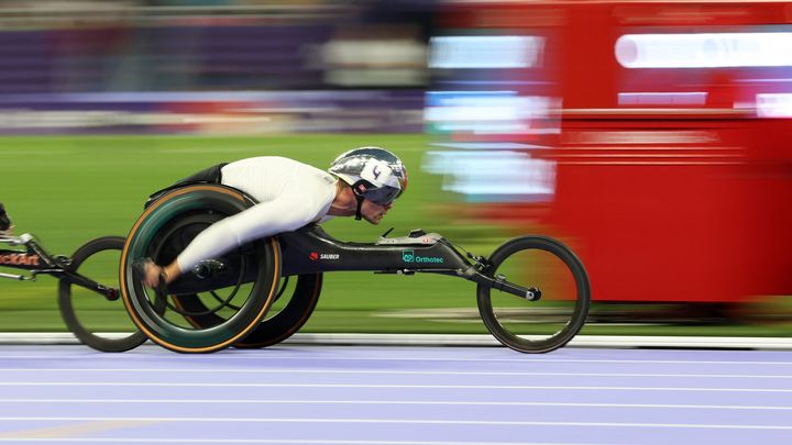 Le para-athlète suisse Marcel Hug à l'occasion des Jeux paralympiques, le 31 août 2024, sur la piste du Stade de France (Saint-Denis). (GREGORY PICOUT / AFP)