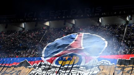 Tribunes de supporters parisiens, au Parc des princes, lors du match PSG-OM, le 24 septembre 2023. (BERTRAND GUAY / AFP)