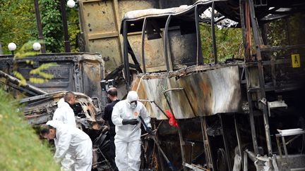 Des membres de la section scientifique de la gendarmerie enquêtent sur l'accident de car de Puisseguin, en Gironde, le 24 octobre 2015. (MEHDI FEDOUACH / AFP)