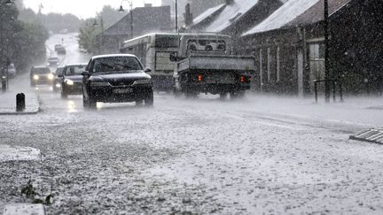 Des voitures&nbsp;roulent sous la pluie et la grêle pendant les orages, le 5 juin 2018, à Saint-Rémy-du-Nord (Nord). (MAXPPP)