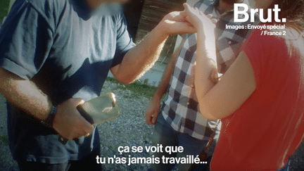 Alors qu'ils enquêtaient sur la filière du jambon de Parme, des journalistes d'Envoyé spécial ont tenté d'interviewer un éleveur de porcs suspecté de maltraitance. Voici leur échange, filmé en caméra cachée.