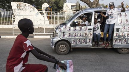 Des partisans de l'actuel président de la Gambie Adama Barrow lors d'un rassemblement électoral à Banjul, le 2 décembre 2021.&nbsp; (JOHN WESSELS / AFP)