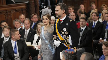 Felipe et Letizia, le couple princier espagnol, a assist&eacute; &agrave; la c&eacute;r&eacute;monie de couronnement du roi&nbsp;Willem-Alexander, le 30 avril 2013 &agrave; Amsterdam (Pays-Bas).&nbsp; (PETER DEJONG / AFP)