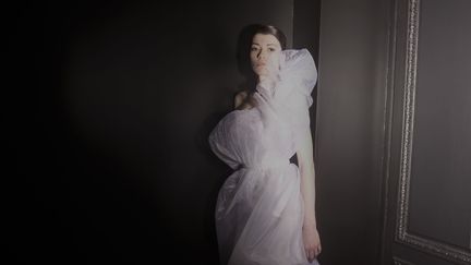 Ces couturiers créateurs -issus de la Fédération Française de la Création Couture Sur Mesure Paris- présentent au travers de ces 10 créations leur savoir-faire en sur-mesure. Chaque atelier dévoile une silhouette emblème d’un savoir-faire artisanal illustrant les techniques de la haute couture.
 (Victoire Avril)