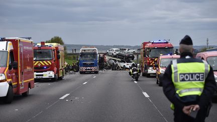 Des pompiers en intervention après un accident sur l'autoroute A13, le 25 avril 2016.&nbsp; (ERIC FEFERBERG / AFP)