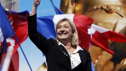 La pr&eacute;sidente du Front National, apr&egrave;s son discours devant la statue &nbsp; Jeanne d'Arc, place de l'Op&eacute;ra &agrave; Paris, le 1er mai 2012. (KENZO TRIBOUILLARD / AFP)