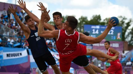 13 octobre 2018. Jeux olympiques de la Jeunesse. A Buenos AIres en Argentine, match de beach handball avec un tir du croate Ivan Hancic, au parc Sarmiento. (MARCELO ENDELLI / GETTY IMAGES SOUTH AMERICA)