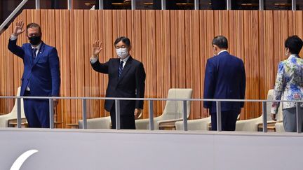 Le président du Comité international paralympique (CIP), Andrew Parsons, l'empereur japonais Naruhito, le premier ministre japonais Yoshihide Suga et le gouverneur de Tokyo Yuriko Koike assistent à la cérémonie d'ouverture des Jeux paralympiques, le 24 août 2021. (MASAHIRO SUGIMOTO / YOMIURI / AFP)