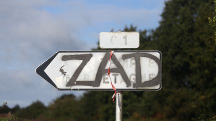 Un panneau tagué "ZAD" près de Notre-Dame-des-Landes, le 22 septembre 2015. (CITIZENSIDE/THIBAUT GODET / CITIZENSIDE)