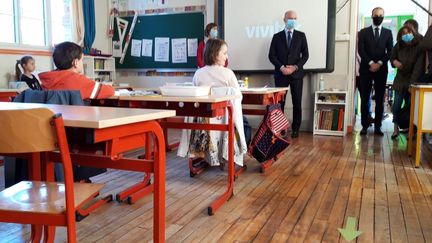 Le ministre de l'Education nationale, Jean-Michel Blanquer, visite une école de Palaiseau (Essonne) après la levée du confinement, mardi 12 mai 2020. (MAXPPP)