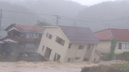 Des pluies diluviennes ont provoqué des inondations et des glissements de terrain dans le centre du Japon, samedi 21 septembre. Une personne est décédée et onze autres sont portées disparues. (FRANCEINFO)