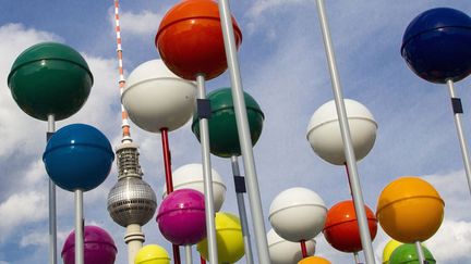 La Fernsehturm &agrave; Berlin (Allemagne) apparait au milieu d'&eacute;pingles install&eacute;es devant la cath&eacute;drale&nbsp;sur une carte g&eacute;ante de la ville, le 23 ao&ucirc;t 2012. (THOMAS PETER / REUTERS)