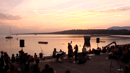 6h du matin, la musique s'élève depuis les Bains des Pâquis pour saluer le lever du soleil. Un décor de carte postale.
 (France 3 Culturebox)