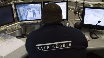 Un agent de la sécurité dans une salle de vidéo-surveillance le 30 décembre 2010 à Paris, à la Maison de la RATP. (AFP)