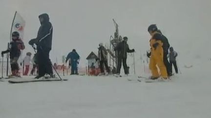 Des milliers de vacanciers profitent des derni&egrave;res chutes de neige sur la station de Cauterets (Hautes-Pyr&eacute;n&eacute;es), lundi 16 avril 2012 (CAPTURE D'ÉCRAN FRANCE 3)