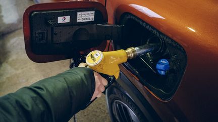 Une automobiliste fait le plein de carburant dans une station-service, à Pantin (Seine-Saint-Denis), le 26 janvier 2023. (MARIE MAGNIN / HANS LUCAS / AFP)