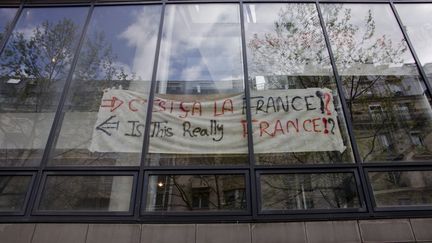 Une banderole sur la façade du lycée Jean-Jaurés, le 26 avril 2016 à Paris. (THOMAS BAIETTO / FRANCETV INFO)