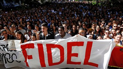 Des étudiants de l'université de La Havane, la capitale cubaine, rendent hommage à Fidel Castro en marchant vers la place de la Révolution, lundi 28 novembre 2016. (REUTERS)