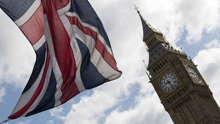 Un drapeau britannique flotte devant Big Ben, à Londres (Royaume-Uni), le 7 juin 2017. (JUSTIN TALLIS / AFP)