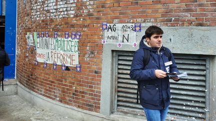 Des étudiants distribuent des tracts pour annoncer l'Assemblée générale contre la réforme des retraites&nbsp;à Tolbiac, annexe&nbsp;Paris-1 Panthéon-Sorbonne, le 6 février 2023.&nbsp; (NOEMIE BONNIN / RADIO FRANCE)