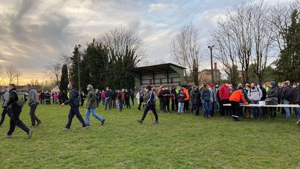 À Cagnac-les-Mines, les recherches pour retrouver Delphine Jubillar ont repris avec les habitants ce mercredi 23 décembre. (MARGAUX STIVE / RADIO FRANCE)