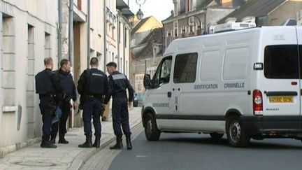 Des gendarmes investissent le domicile de l'individu suspect&eacute; d'avoir tir&eacute; sur un v&eacute;hicule, dimanche 6 avril 2014 &agrave;&nbsp;Romorantin (Loir-et-Cher). (FRANCE 3 CENTRE)