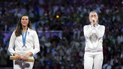 Les Françaises Sara Balzer et Manon Apithy-Brunet sur le podium du sabre féminin, lors du tournoi d'escrime des JO de Paris 2024, le 29 juillet 2024. (LECOCQ CEDRIC / KMSP / AFP)